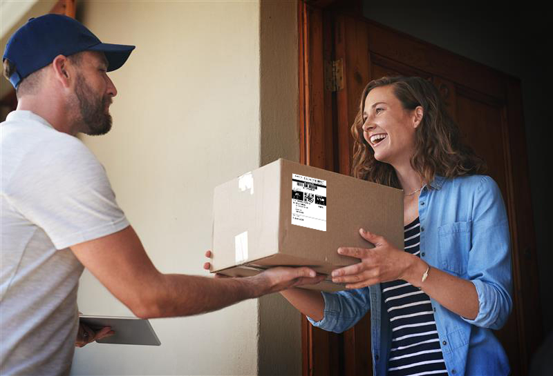 Parcel shipment symbolizing pricing transparency in e-commerce and shipping